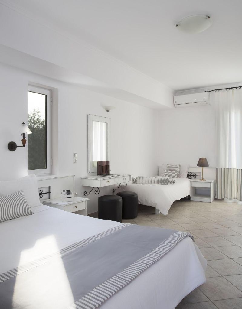 Iris Beach Hotel Monemvasia Extérieur photo